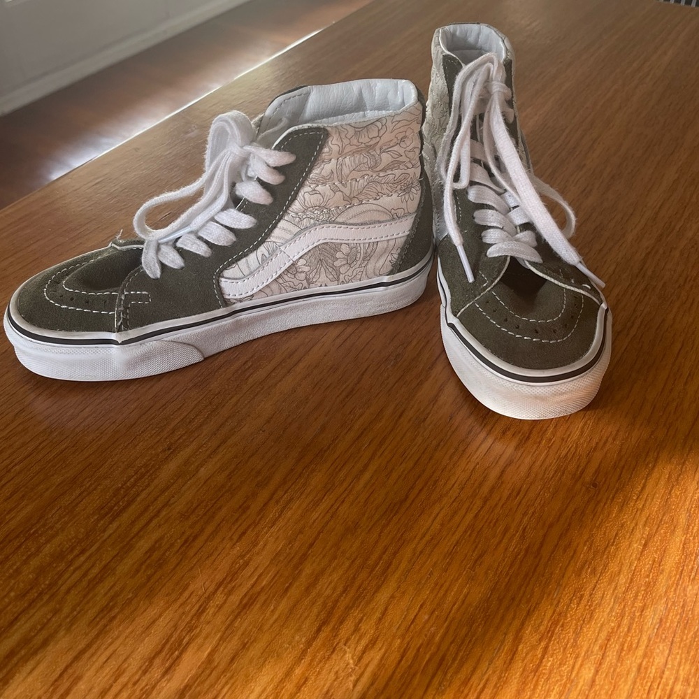 Vans womens 5, mens 3.5, olive & cream with flower details